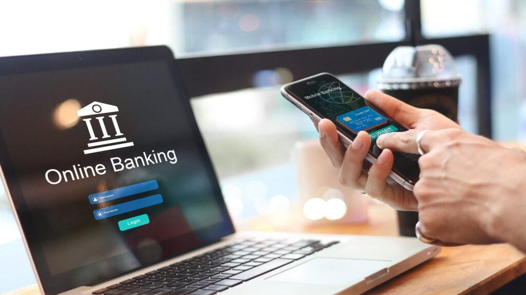 Mann nutzt Onlinebanking mit Kreditkarte auf einem Touchscreen-Gerät