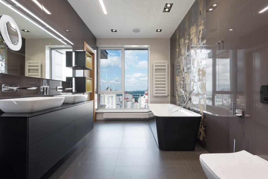 Modernes Badezimmer mit hochwertigen Badmöbeln.