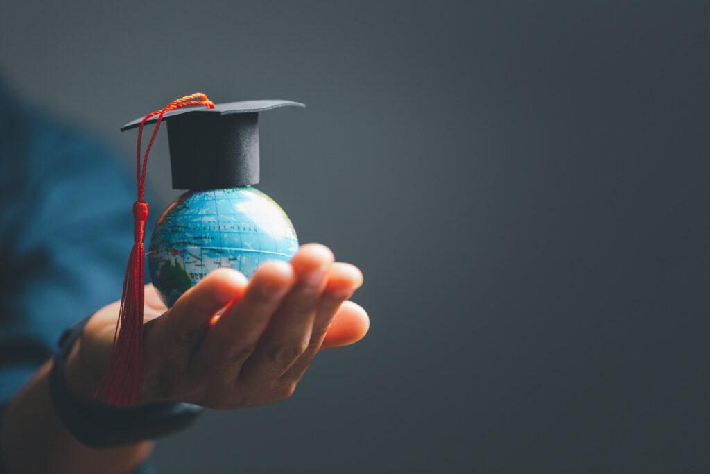 kleiner Globus mit bachelor Abschluss