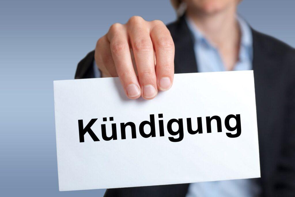 Hand hält ein Kündigungsschreiben – wie Betroffene mit einer Kündigungsschutzklage reagieren können