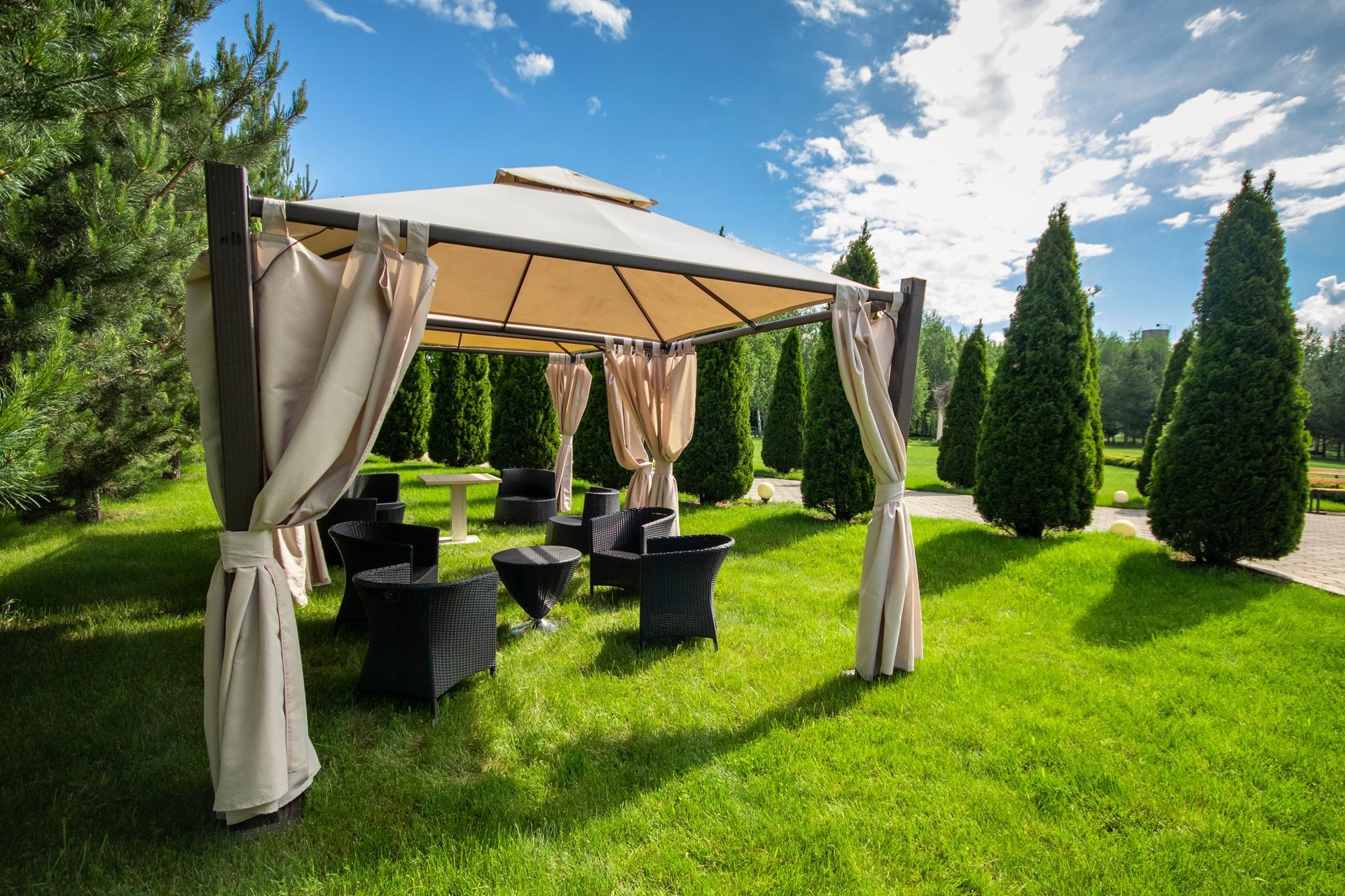 Pavillon kaufen mit Vorhängen im Garten