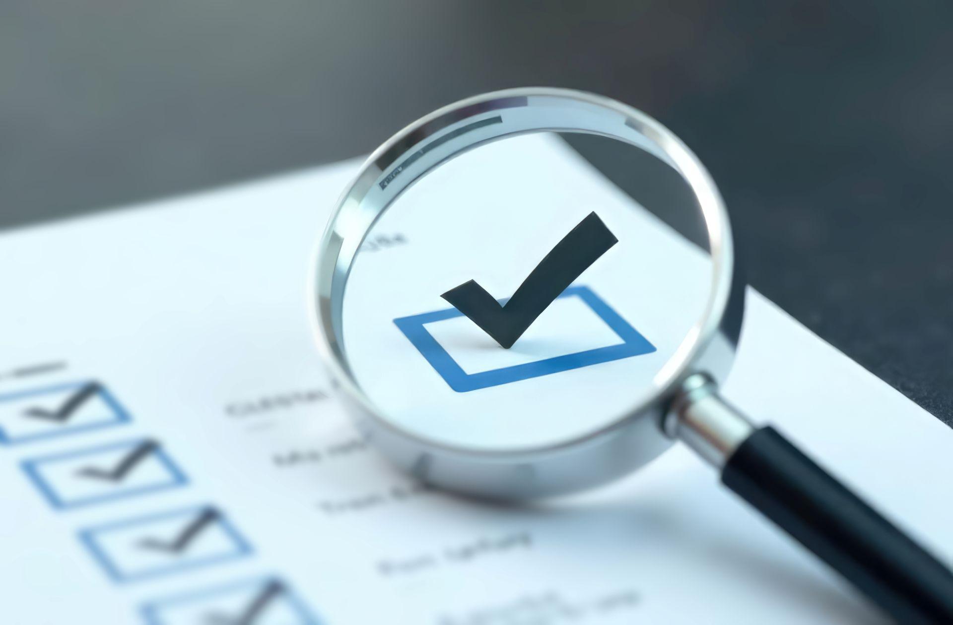  Nahaufnahme einer Checkliste unter einer Lupe, Symbol fuer detaillierte Kontrolle im Produktsicherheitsrecht